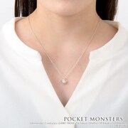 プリンをモチーフにしたネックレスの着用イメージ。