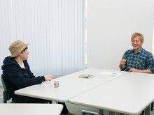 左から小田原ドラゴン、ヒロシ。