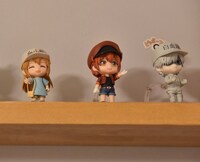 空の部屋に並ぶ「はたらく細胞」のフィギュア。(c)清水茜/講談社・アニプレックス・davidproduction