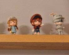 空の部屋に並ぶ「はたらく細胞」のフィギュア。(c)清水茜/講談社・アニプレックス・davidproduction