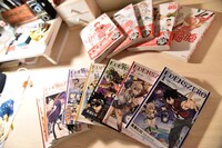 空の部屋に並ぶ「EDENS ZERO」「はたらく細胞」の単行本。