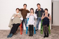 「キャストトーク付き第25話・第26話オンライン先行上映会」より。前列左から沼倉愛美、岡咲美保、千本木彩花。後列左から中山敦史監督、杉本紳朗プロデューサー。