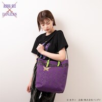 「エヴァンゲリオン×ANNA SUI バッグ 初号機」の使用イメージ。