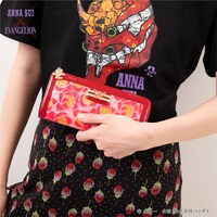 「エヴァンゲリオン×ANNA SUI 財布 2号機」の使用イメージ。