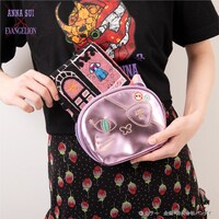 「エヴァンゲリオン×ANNA SUI ネコポーチ（ピンク）」「エヴァンゲリオン×ANNA SUI プリントハンカチーフ（ピンク）」の使用イメージ。