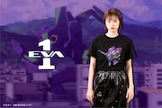「エヴァンゲリオン×ANNA SUI Tシャツ 初号機」の着用イメージ。