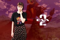 「エヴァンゲリオン×ANNA SUI Tシャツ 2号機」の着用イメージ。