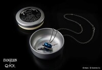 「赤い海 青い海 メルトリング」「L.C.L. メルトリング」「カシウスのフォークネックレス」に付属するロゴ入り缶パッケージ。