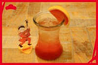 通期メニューの「おそ松のトマトオレンジソーダ」。