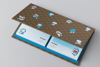 Oggi3月号に付属する「ドラえもん×GUCCI」のハードカバー製メモパッド。カバーの裏側にはGUCCIロゴがプリントされている。