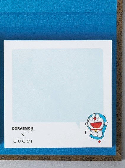 Oggi3月号に付属する「ドラえもん×GUCCI」のハードカバー製メモパッド。