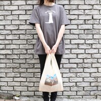 「ロミオの青い空 ピッコロTシャツ」と「ロミオの青い空 マルシェバッグ」の使用イメージ。