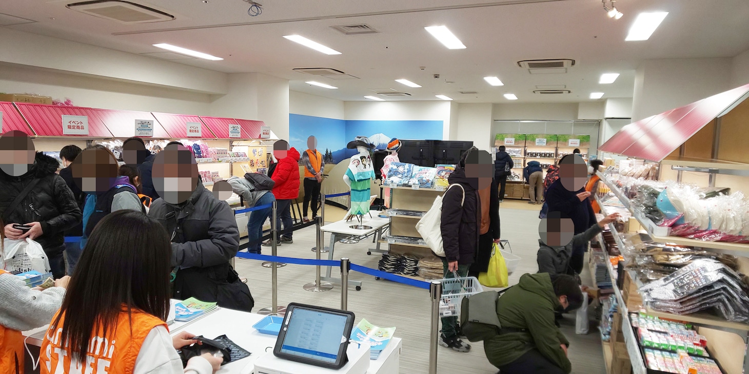 「ゆるキャン△ポップアップショップ あみあみ高原キャンプ場」の様子。