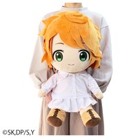 「ビッグるみ！エマ（約束のネバーランド）」を抱き上げた際のイメージ画像。