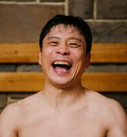 偶然さん役の三宅弘城。(c)「サ道」製作委員会