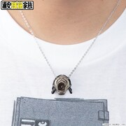 「浦安鉄筋家族 仁ママ ネックレス」の使用イメージ。