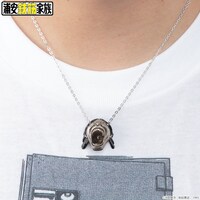 「浦安鉄筋家族 仁ママ ネックレス」の使用イメージ。