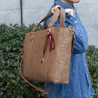 ショルダートートバッグの使用イメージ。