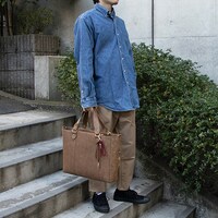 ショルダートートバッグの使用イメージ。