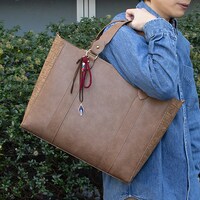 ショルダートートバッグの使用イメージ。