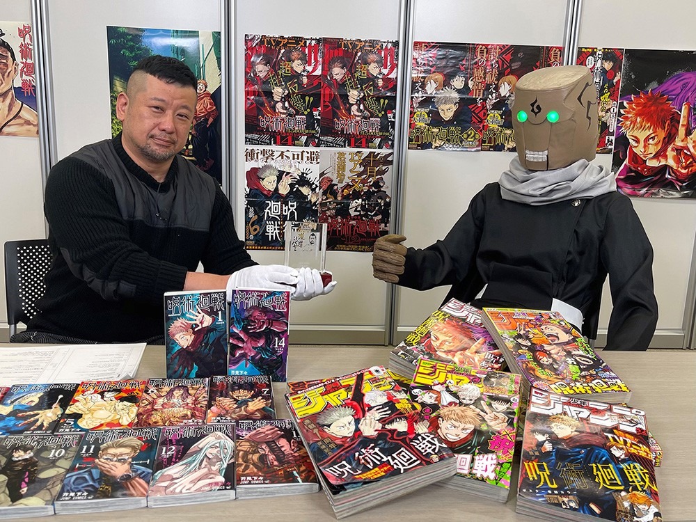 「漫道コバヤシ」より。左からケンドーコバヤシ、芥見下々が操る番組特製メカ丸。(c)フジテレビ