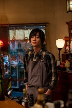 藤原季節扮する中内智。