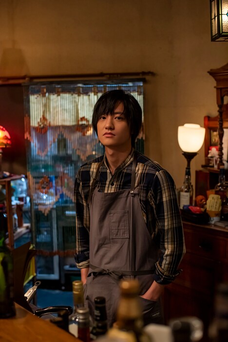 藤原季節扮する中内智。