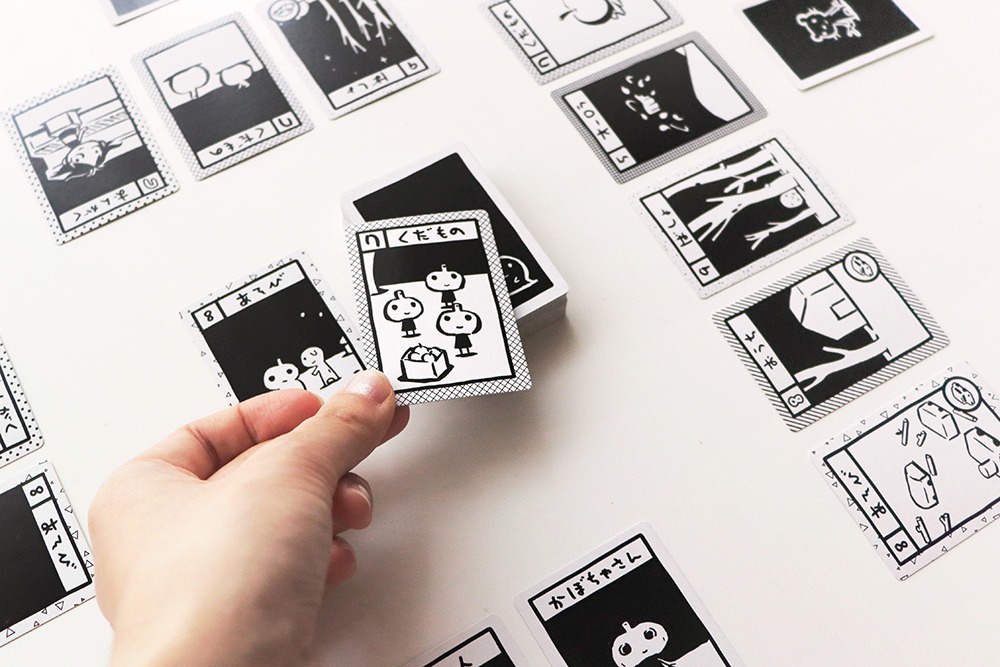 カードゲーム「すべてがちょっとずつ優しい世界」。