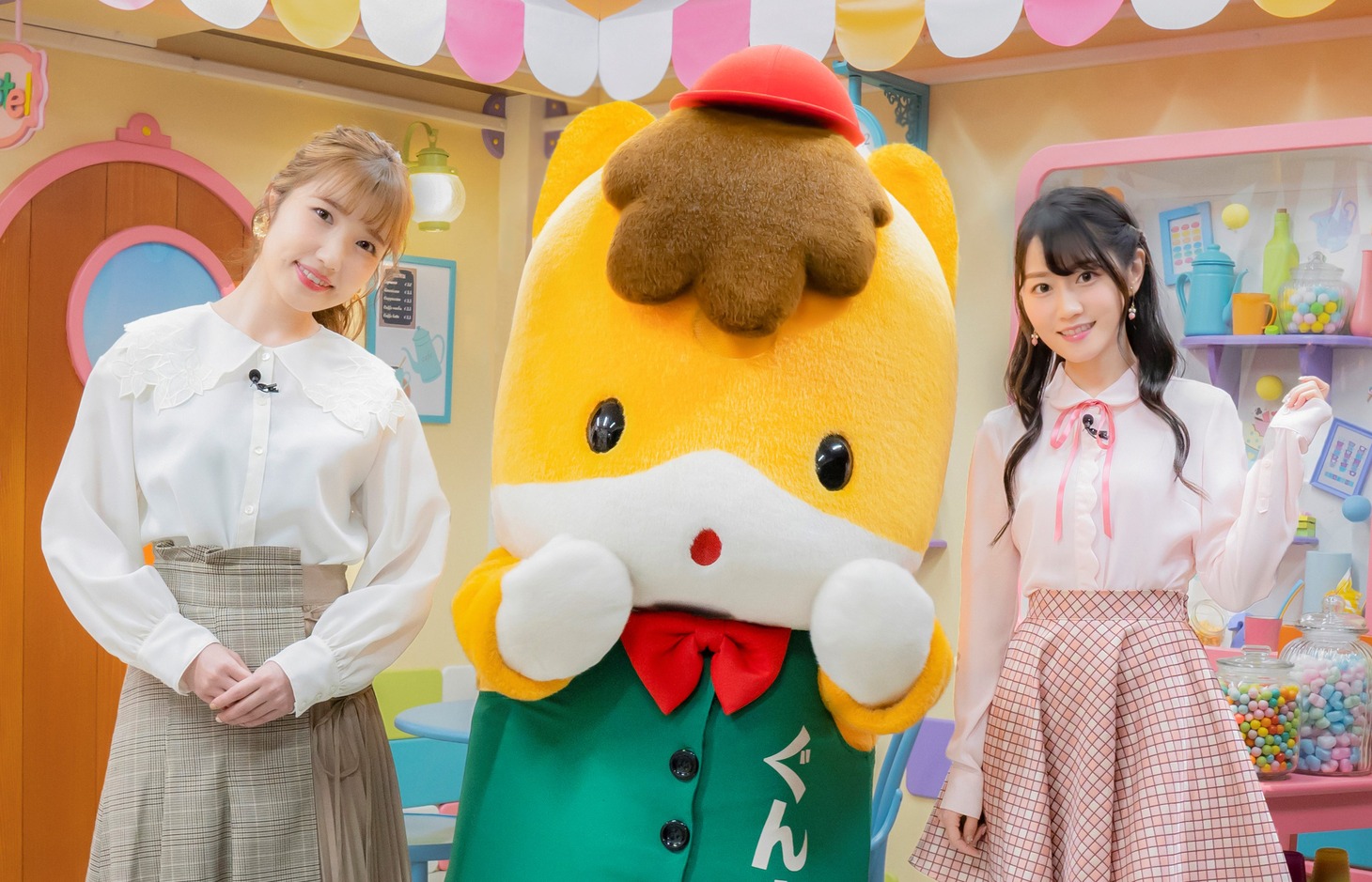 左から内田彩、ぐんまちゃん、小倉唯。