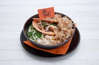 梅田店限定メニューの「どついたれ本舗～大阪風うどん～」。