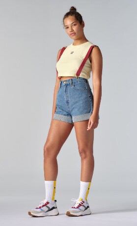 「カスミ’S DENIM SHORT POKEMON CERULEAN BLUE」「カスミ'S TANK TOGEPI PASTEL YELLOW EMBROI」着用イメージ