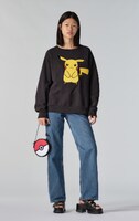 「POKEMON UNISEX CREW HAPPY PIKACHU CAVIAR」「POKEMON POKEBALL X-BODY」着用イメージ