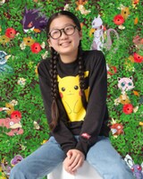 「POKEMON UNISEX CREW HAPPY PIKACHU CAVIAR」着用イメージ