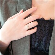 石神千空シルバーリングを指にはめた様子。
