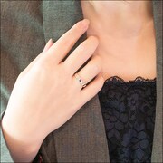 あさぎりゲンのシルバーリングを指にはめた様子。