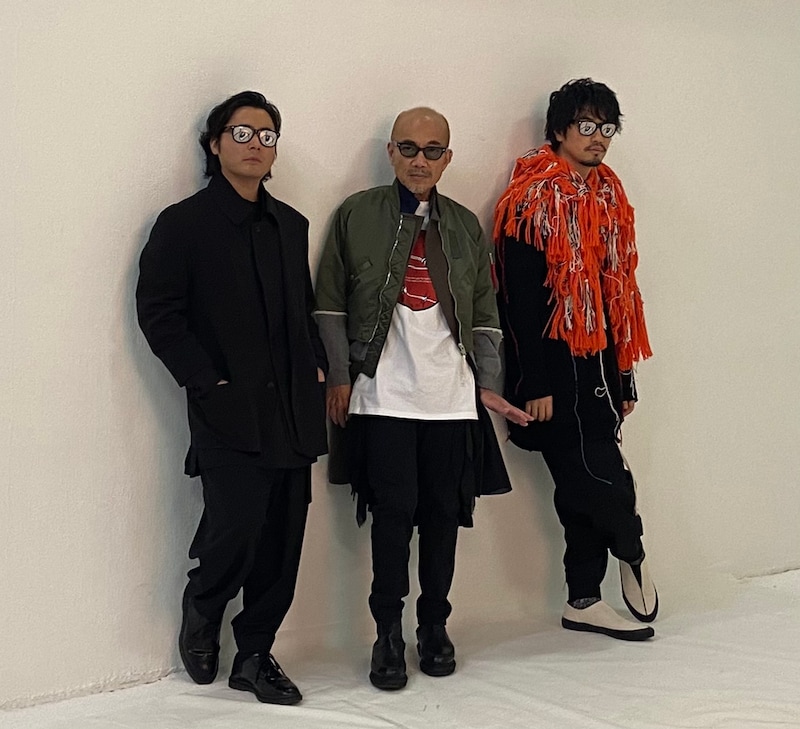 左から山田孝之、竹中直人、齊藤工。山田と齊藤は「ヴィレゾッキサングラス」を着用している。