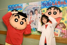 左からしんのすけ、紅野真空役の高畑充希。