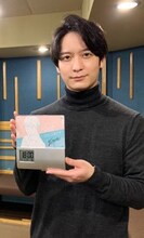 目覚まし時計と梅原裕一郎。