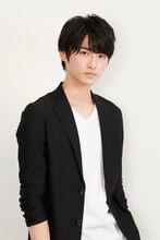 岐洲匠扮する黒田哲也。