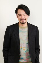 小田井涼平扮する源真司。