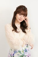 鈴木ゆうか扮する根岸有香。