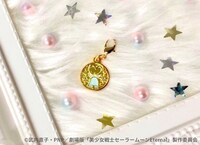 会員特典の「クリスタル・カリヨン マスクチャーム」。