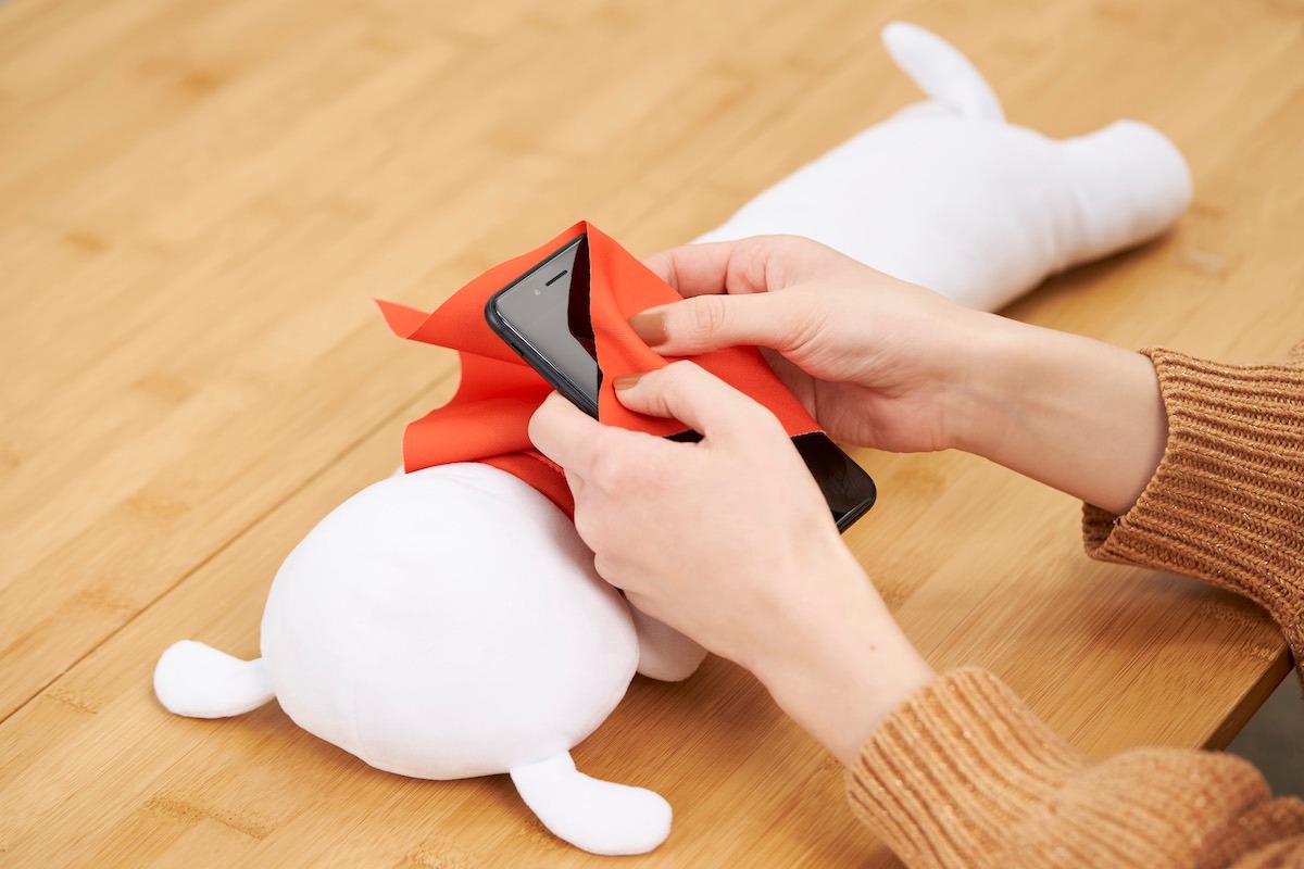 「SUPER SHIRO」Blu-rayに付属する「スーパーシロのふわふわアームレスト」の使用イメージ。