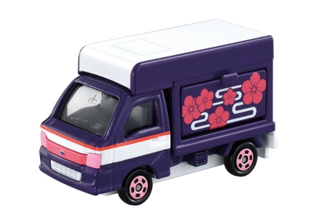 「鬼滅の刃トミカ vol.1 05 栗花落 カナヲ」。車両本体はSUBARUサンバー。栗花落カナヲのイメージから、ベースは花屋の移動販売車。カナヲが持つ日輪刀の鍔や鞘に描かれている花の紋様がサイドのパネルにも描かれている。リアに「滅」の文字。