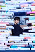 高杉真宙のマンガ評連載が書籍化、“マンガ喫茶の店主の1日”テーマに写真撮り下ろし