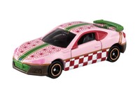 「鬼滅の刃トミカ vol.1 02 竈門 禰豆子」。車両本体はSUBARU BRZ。竹筒をくわえている様子を再現したグリルの塗装や、着物や帯などのカラーリングで竈門禰豆子を表現。帯揚げと同色のレーシングストライプがアクセント。