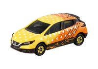 「鬼滅の刃トミカ vol.1 03 我妻 善逸」。車両本体は日産リーフ。雷の呼吸の使い手である我妻善逸をイメージし、電気自動車をセレクト。鱗文と黄色と橙色のグラデーションで善逸の羽織を表現し、サイドには走る稲妻のような紋様が描かれている。リアに「滅」の文字。