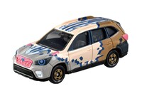 「鬼滅の刃トミカ vol.1 04 嘴平 伊之助」。車両本体はSUBARUフォレスター。車両本体は猪突猛進な力強さを彷彿させる、アクティブなSUV。フロントの猪頭やルーフからボンネットにかけて描かれた2本の日輪刀など、車両全体で伊之助を表現。