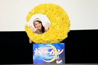 アニメ「劇場版『美少女戦士セーラームーンEternal』後編」公開記念舞台挨拶より、フラワームーンの間から顔を覗かせる三石琴乃。