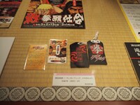 「戦と拳願仕合 ケンガンアシュラ原画×神田明神コレクションコラボ展」の展示の様子。